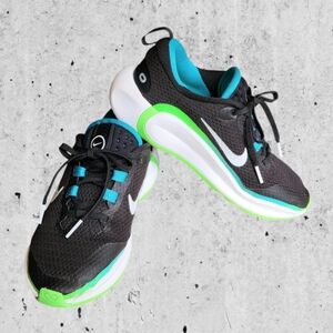 Nike Infinity Flow Youth Sneakers Size 4Y